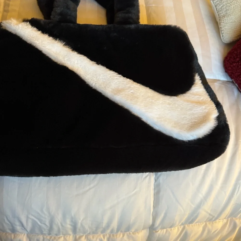 Nike Faux Fur bag - Picture 2 of 3